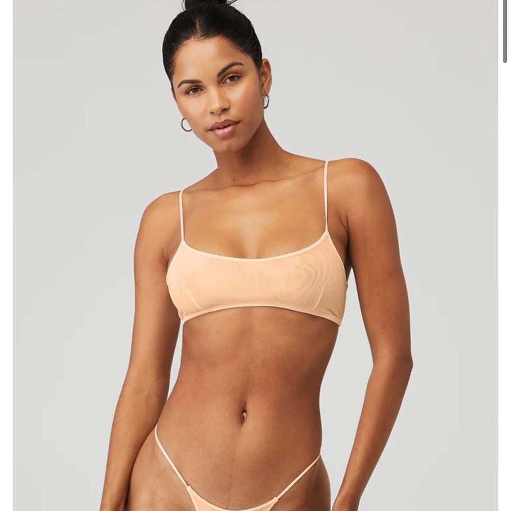 1/3 NWT Alo Yoga - Airmesh Venus Bralette in Champagne